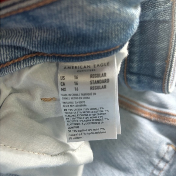American Eagle Distressed Light Wash Mom Jean Size 16 - Picture 9 of 10